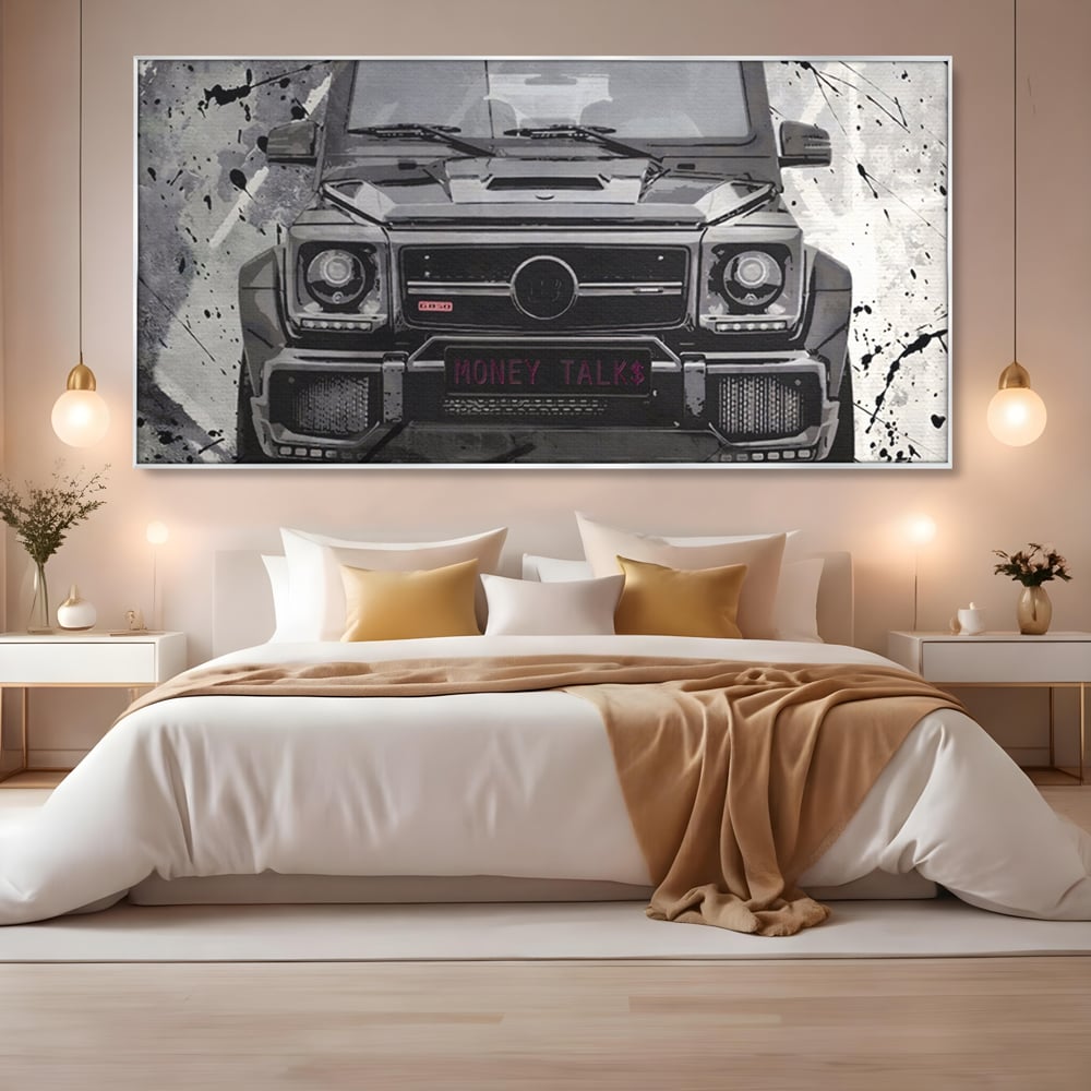 Tablou canvas cu tablou canvas cu masina mercedes neagra, in rama de aluminiu argintiu, pe perete intr-un dormitor